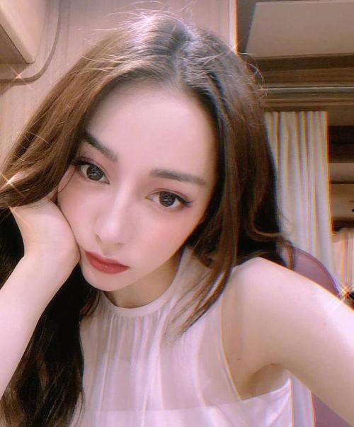 迪丽热巴发际线爆料视频,网友热议明星隐私与时尚潮流  第1张